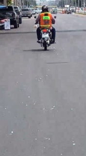 泡を吐くバイク