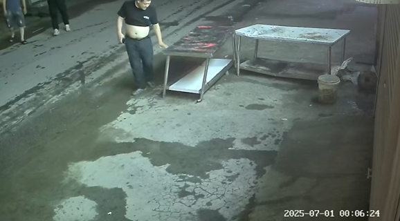 テーブルに座ろうとして破壊するぽっちゃり男性