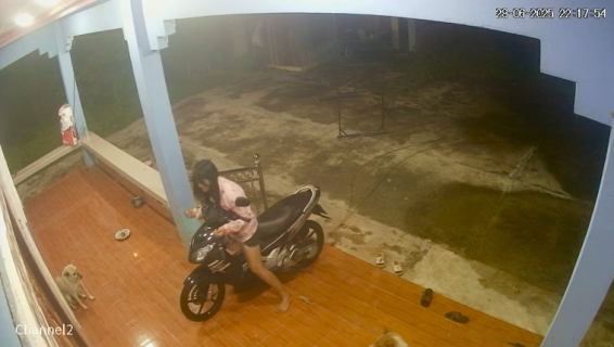 バイクで階段を上りきれず転倒