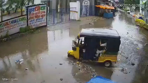 豪雨の後の運転は道路の窪みに注意