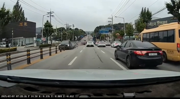 中央分離帯を破壊していく対向車