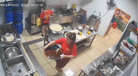滑って熱々のスープを浴びる従業員