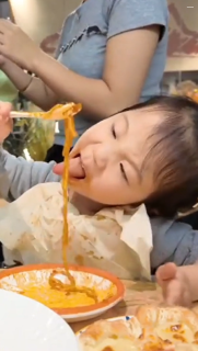 麺と格闘する女の子