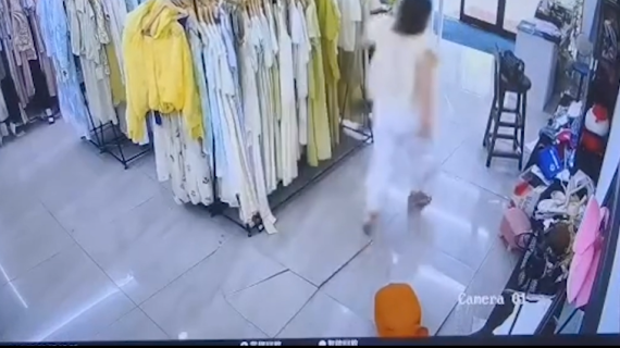 泥水が噴き出す店内から逃げる試着中の女性