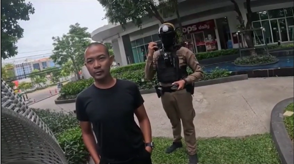 警察の銃を奪おうとする泥酔男との緊迫の瞬間