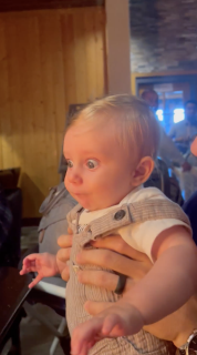 鉄板の上で燃え上がる炎にビックリする赤ちゃん