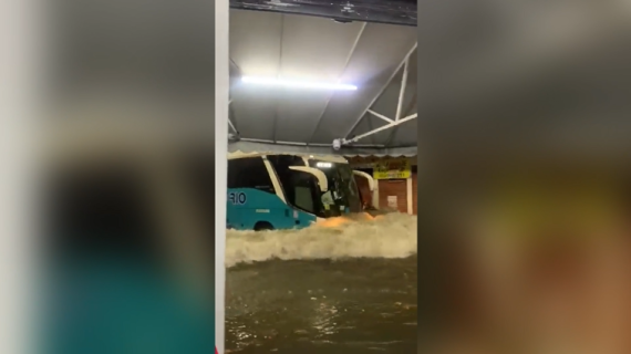 バーに水の波が押し寄せ転倒