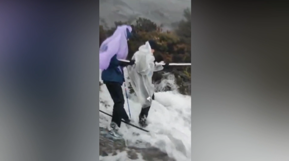激流の川を渡っているようにしか見えない登山者