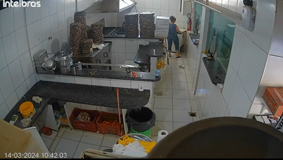 ピザ屋で圧力鍋が爆発