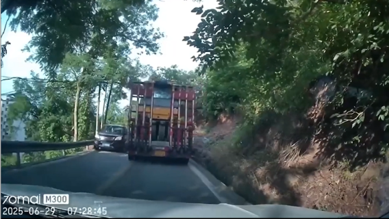 トラックの荷台から転がり落ちるロードローラー