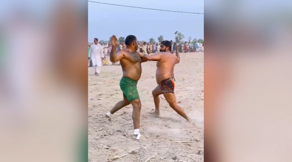 裸の男性がお互いを叩き合う珍スポーツ