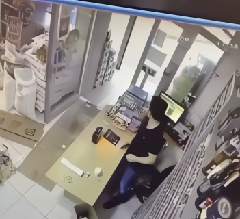 勘違いで恐怖に陥る店員