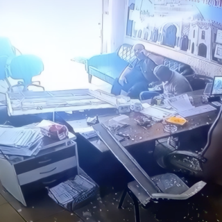 屋根が落ちてきても電話を続ける男性