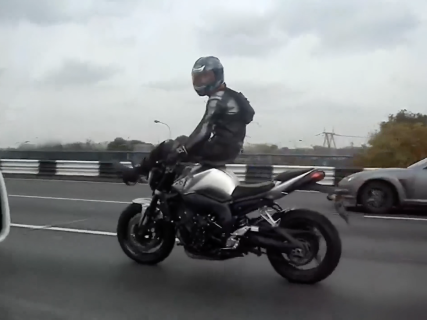 バイク運転中にすご技を連発する運転手