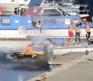 ジェットスキーが突然爆発