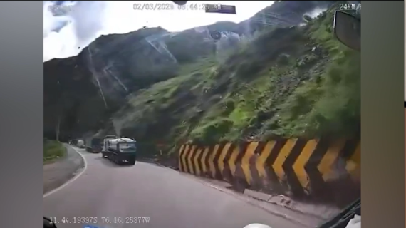 トラックを破壊する巨大な岩