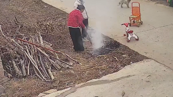 使用済みだと思い火の中に爆竹を入れた母親