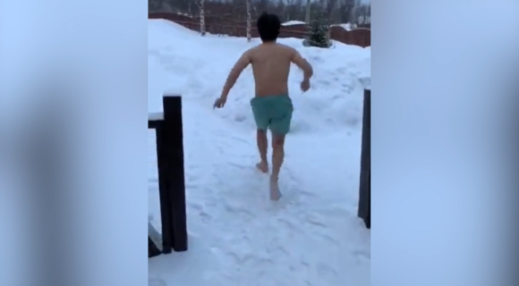 ふわふわの雪だと思いダイブをしたら