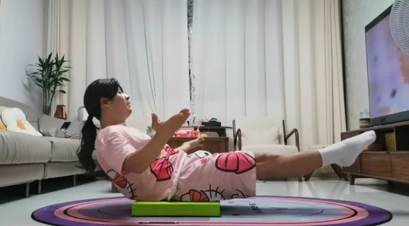 ただの筋トレ映像のはずが犬のいたずらで…