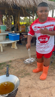 油はねを恐れすぎて魚を地面に落とす少年