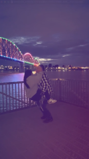 女性を抱っこするも重たくてバランスを崩し転倒