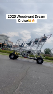 巨大なショッピングカートが道路を走る
