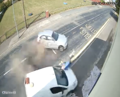 車が突っ込んでくるも奇跡の回避