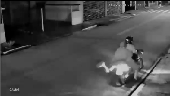バイクの強奪に成功した瞬間にパトカー到着