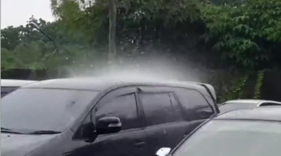 なぜか一台にだけ激しい雨が降り注ぐ