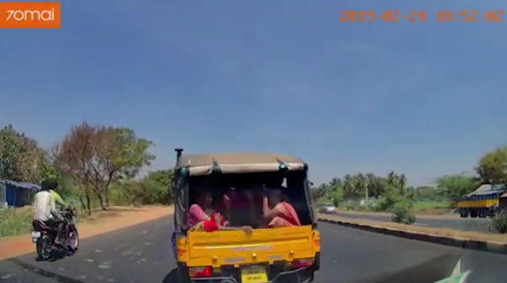 オートリキシャに車が追突し乗客が転落