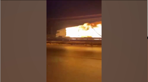 燃え盛るトラックが走行して道路も炎上