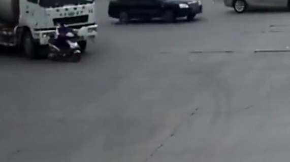 ミキサー車に轢かれた親子が奇跡的に無事