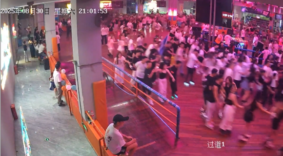 混雑したスケート場で玉突き事故