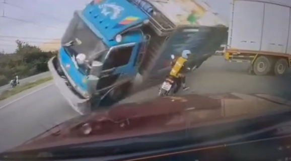 横転するトラックから間一髪逃げたライダー
