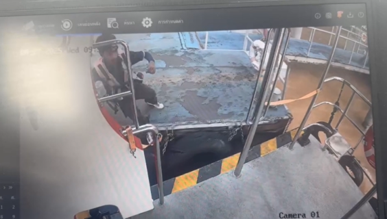 足を滑らせて運河に転落しかけた作業員