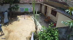 ガスボンベ爆発で家の屋根が吹き飛ぶ