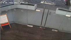 突風？心霊？急に開き粉々になるドア