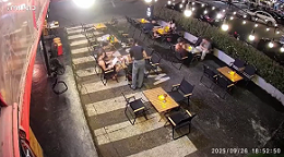 レストランのテラス席に突っ込む車