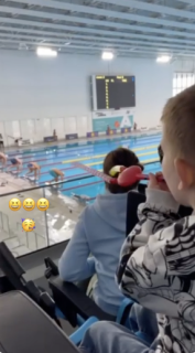 子どもが音の鳴るおもちゃを吹いたら間違えて水泳スタート