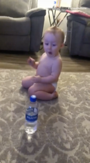 赤ちゃんがペットボトルを投げたら立った！