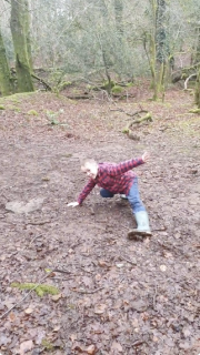 ロープで回転し吹っ飛ぶもスパイダーマンのような着地を決める男の子