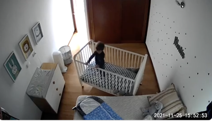 赤ちゃん用のベッドから器用に脱出する子ども