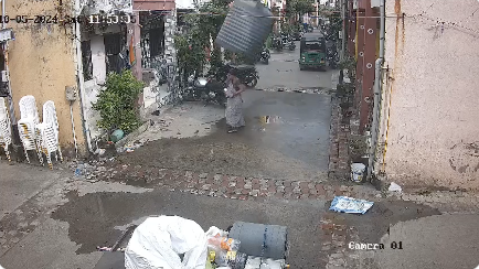 落下してきた水のタンクにすっぽりハマる女性