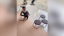 スツールを次々と回転させる男の子