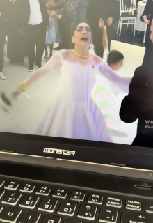 新婦のベールでこける子ども