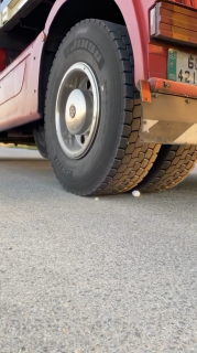 トラックの運転技術を卵を使って披露する男