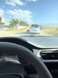 アシストグリップが外れて車から落ちる男