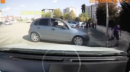 暴走車をギリギリ避ける歩行者