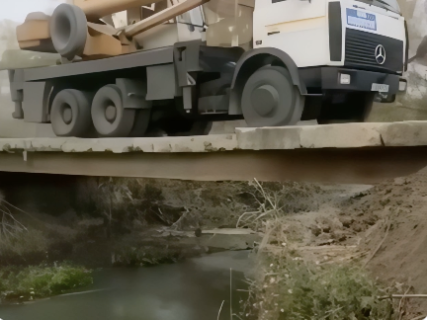 トラックが重すぎて崩れる橋