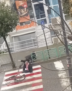 一緒にこける酔っ払い